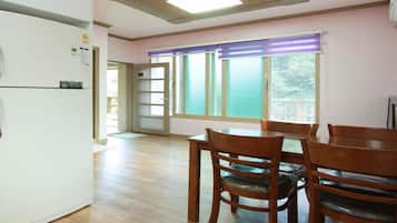 Room (Dotori) | 1 bedroom, free WiFi, bed sheets