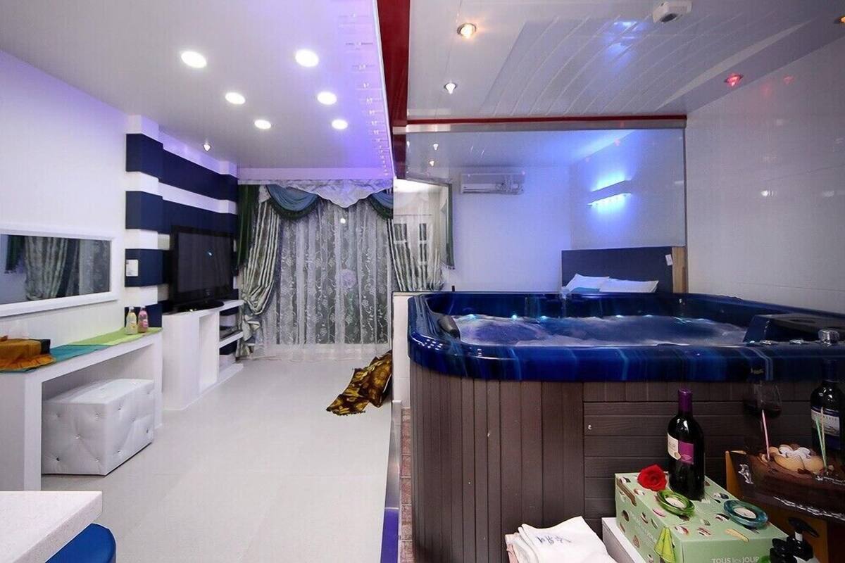 Room (Adonis) | WiFi (free), bed sheets