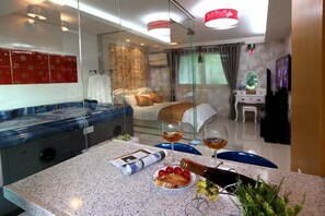 Room (Hatsalmate hosu) | Free WiFi, bed sheets - White house on the lake Pension (Gapyeong)