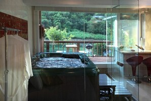 Room (Byulbaraggi hosu) | Free WiFi, bed sheets - White house on the lake Pension (Gapyeong)