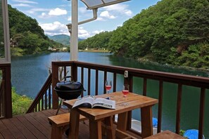 Room (Rosemarry) | Free WiFi, bed sheets - White house on the lake Pension (Gapyeong)