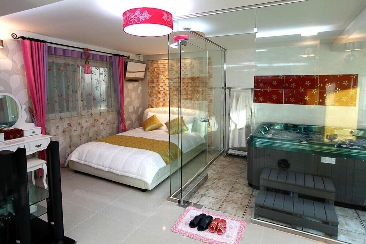Room (Byulbaraggi hosu) | Free WiFi, bed sheets