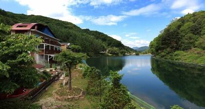 White house on the lake Pension