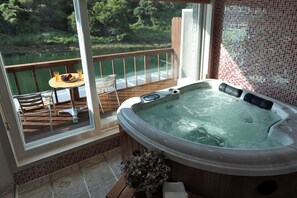 Room (Lemonbam) | Free WiFi, bed sheets - White house on the lake Pension (Gapyeong)