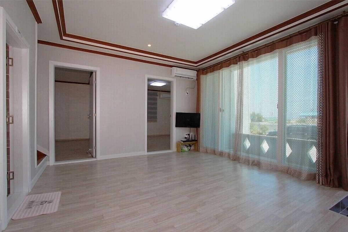Room (anchae1) | WiFi (free), bed sheets