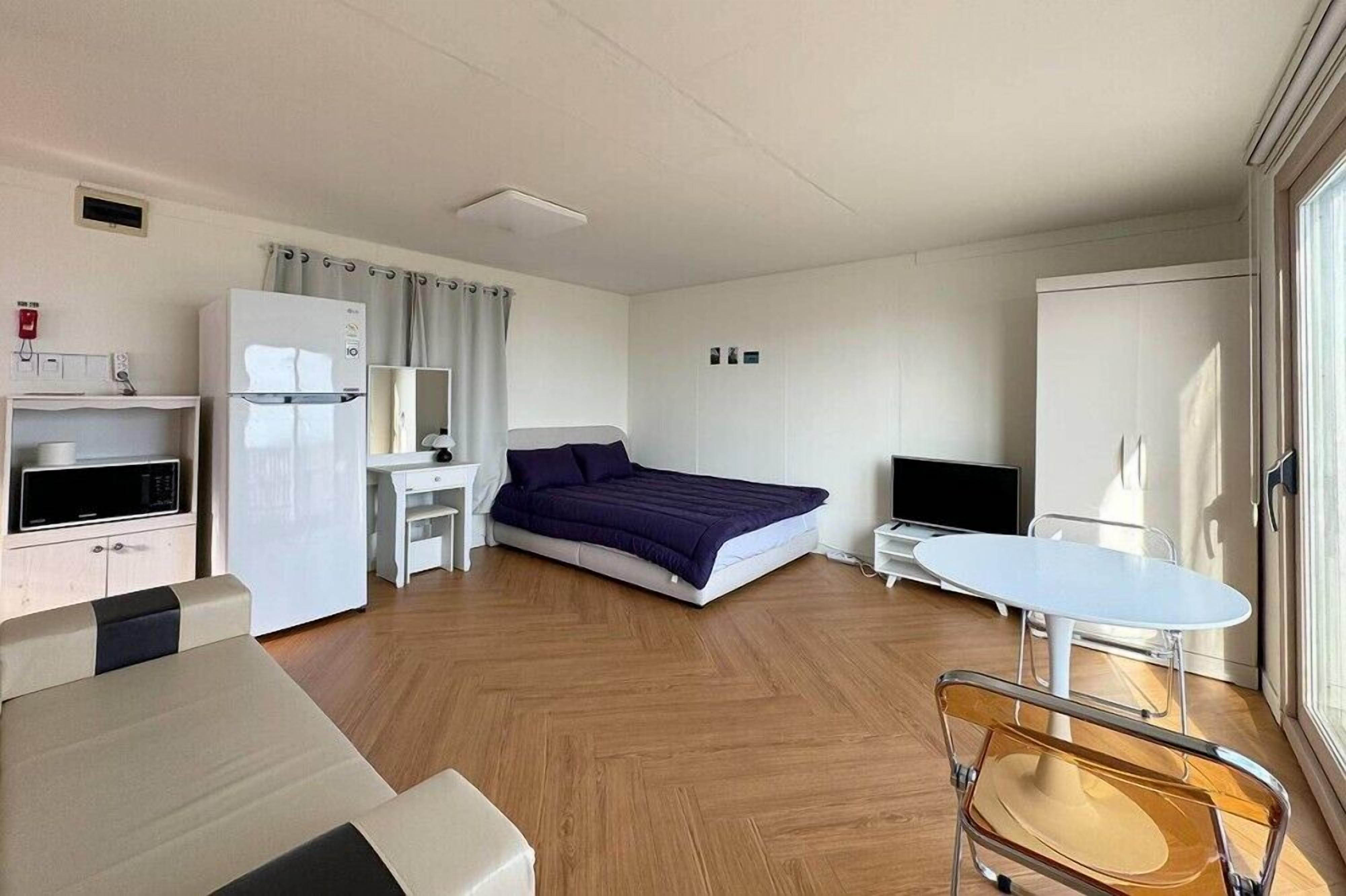 Quarto (Ineo Gongju) | Wi-Fi de cortesia, roupa de cama