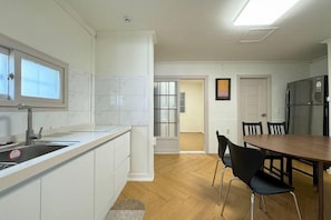 Room (Odaeyang) | Free WiFi, bed sheets - Taeyoung Pension (Pohang)