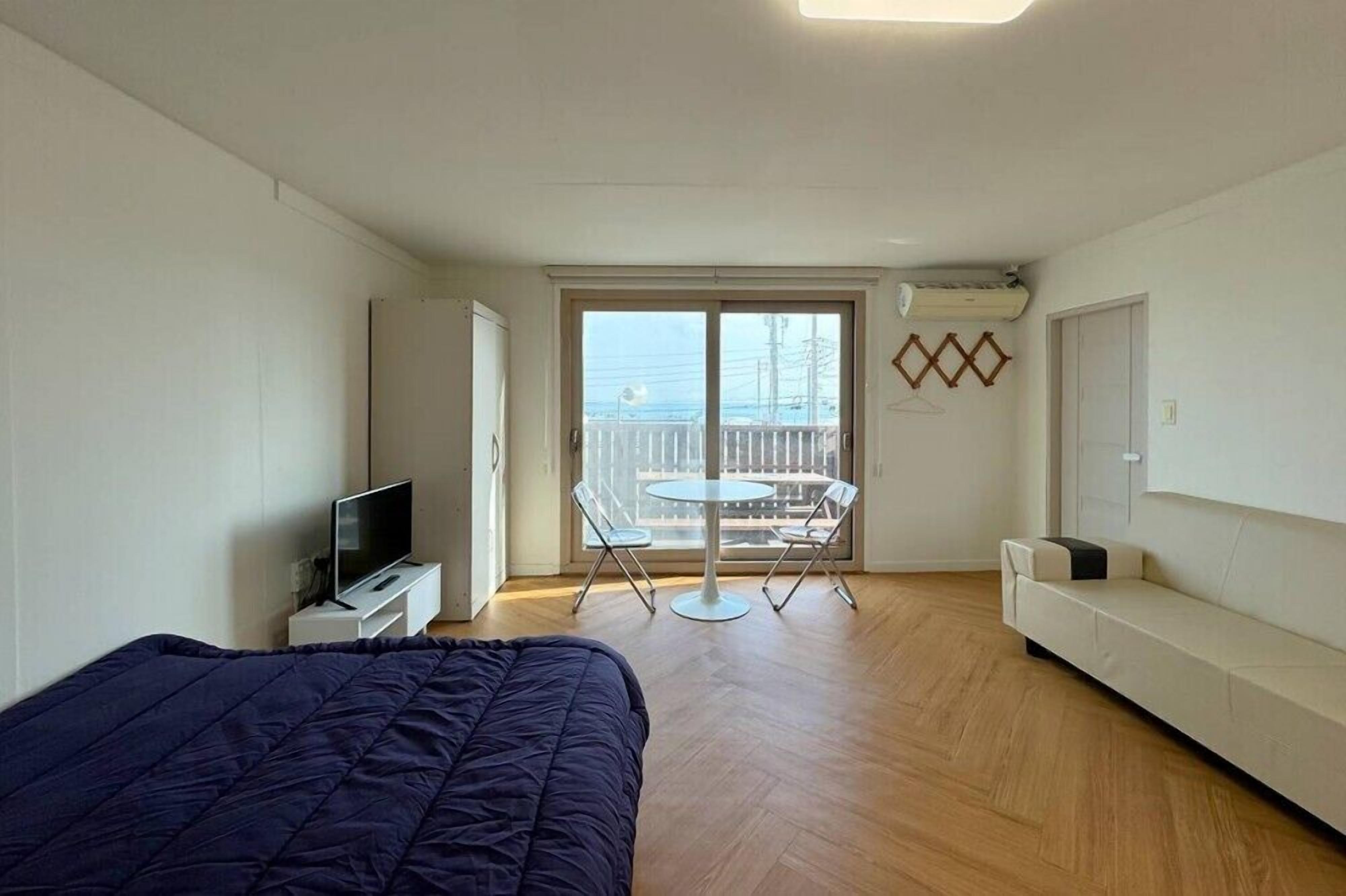 Quarto (Ineo Gongju) | Wi-Fi de cortesia, roupa de cama