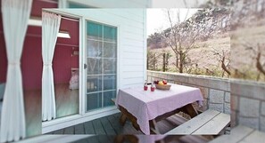 Room (Gounbyul) | Free WiFi, bed sheets - Sky land pension (Taean)