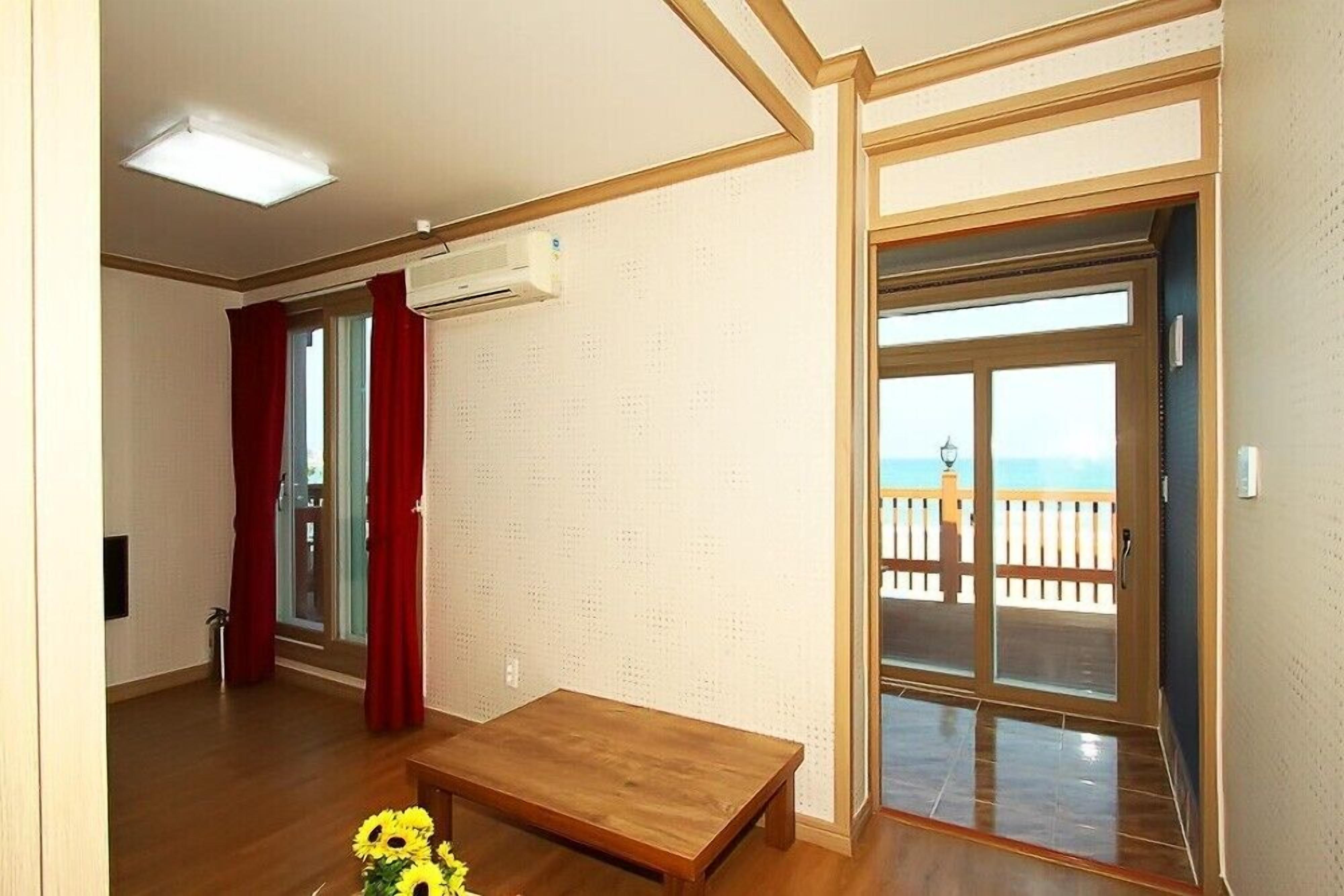 Room (204) | Free WiFi, bed sheets