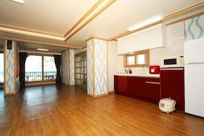 Room (101) | Free WiFi, bed sheets - Wolpo Donghae Pension (Pohang)
