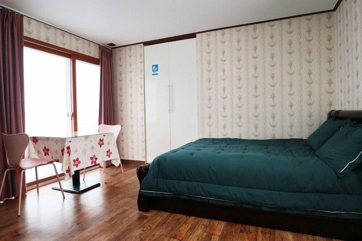 Habitación (203) | Wifi gratis y ropa de cama