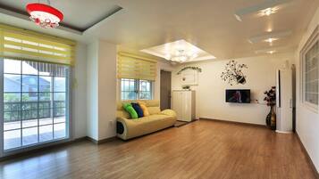 Room (Orange (Family)) | Free WiFi, bed sheets