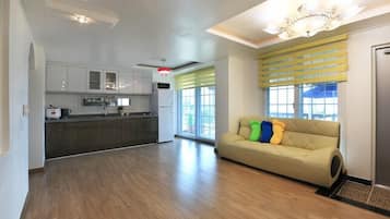 Room (Orange (Family)) | Free WiFi, bed sheets