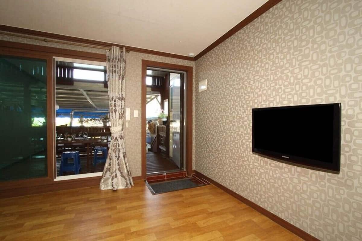 Room (Jumok) | Free WiFi, bed sheets