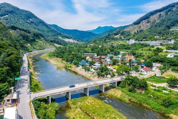 Un puente sobre un río con un pueblo en la otra orilla.