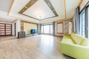 Room (Serence ground floor) | Free WiFi, bed sheets - Serence Pension (Gapyeong)