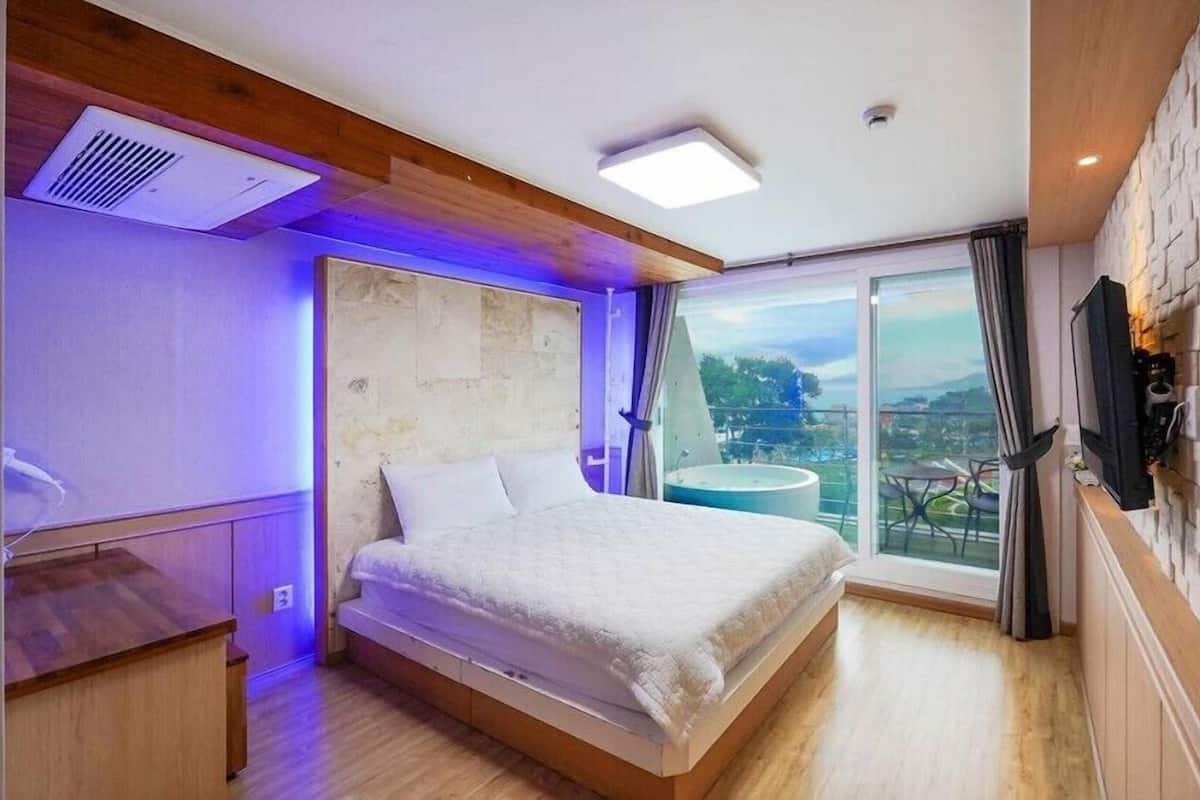 Room (Dalbit 203) | Free WiFi, bed sheets