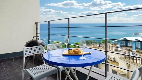 Blue Road Town Pension (Bada-dong)