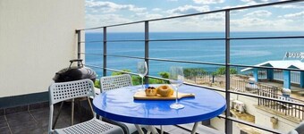 Blue Road Town Pension (Bada-dong)