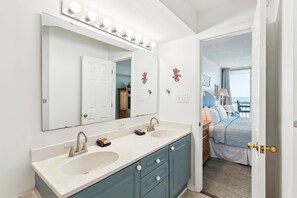 3 slaapkamers, een strijkplank/strijkijzer, gratis wifi, beddengoed