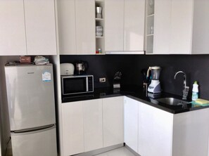 Mikroaaltouuni, kahvin-/teenkeitin, keittoastiat/astiat/ruokailuvälineet