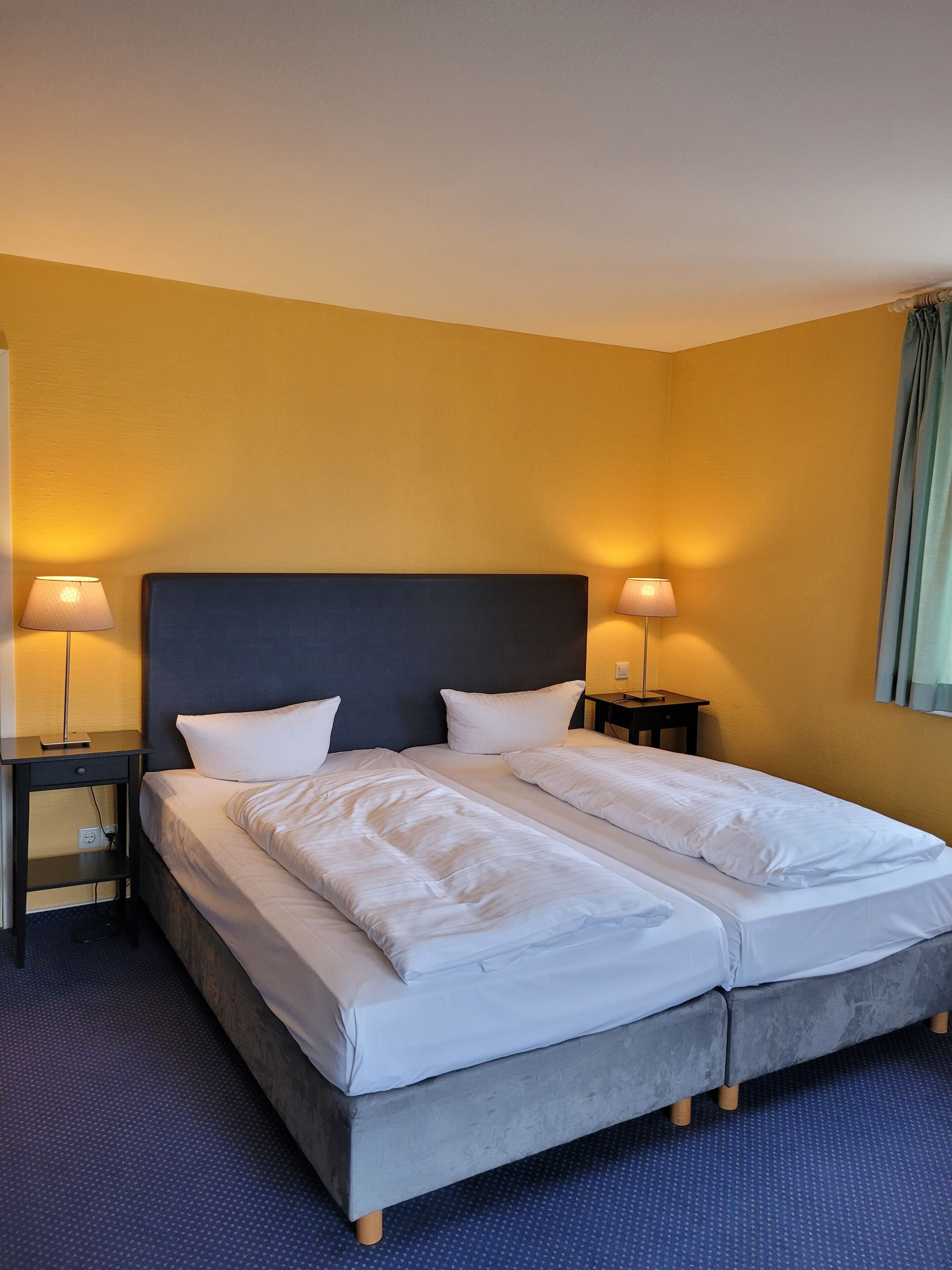 Quarto triplo | Individualmente decorados, individualmente mobiliados, escrivaninha