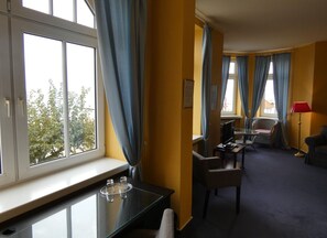 Comfort tweepersoonskamer, uitzicht op zee | Individueel gedecoreerd, individueel gemeubileerd, een bureau