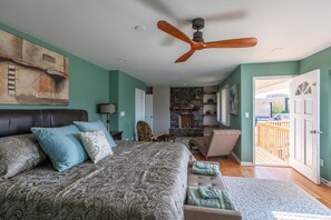 5 bedrooms, desk, iron/ironing board, travel cot