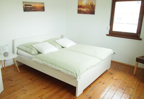 2 dormitorios, tabla de planchar con plancha, cuna de viaje