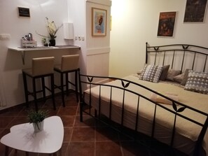 Deluxe Studio | Free WiFi, bed sheets - Axis City Center (Split)