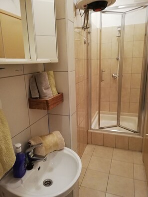 Classic Double Room | Bathroom | Shower, hair dryer, towels