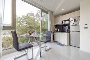 Apartamento conforto | Área de estar | TV de tela plana 21 polegadas com canais digitais, TV