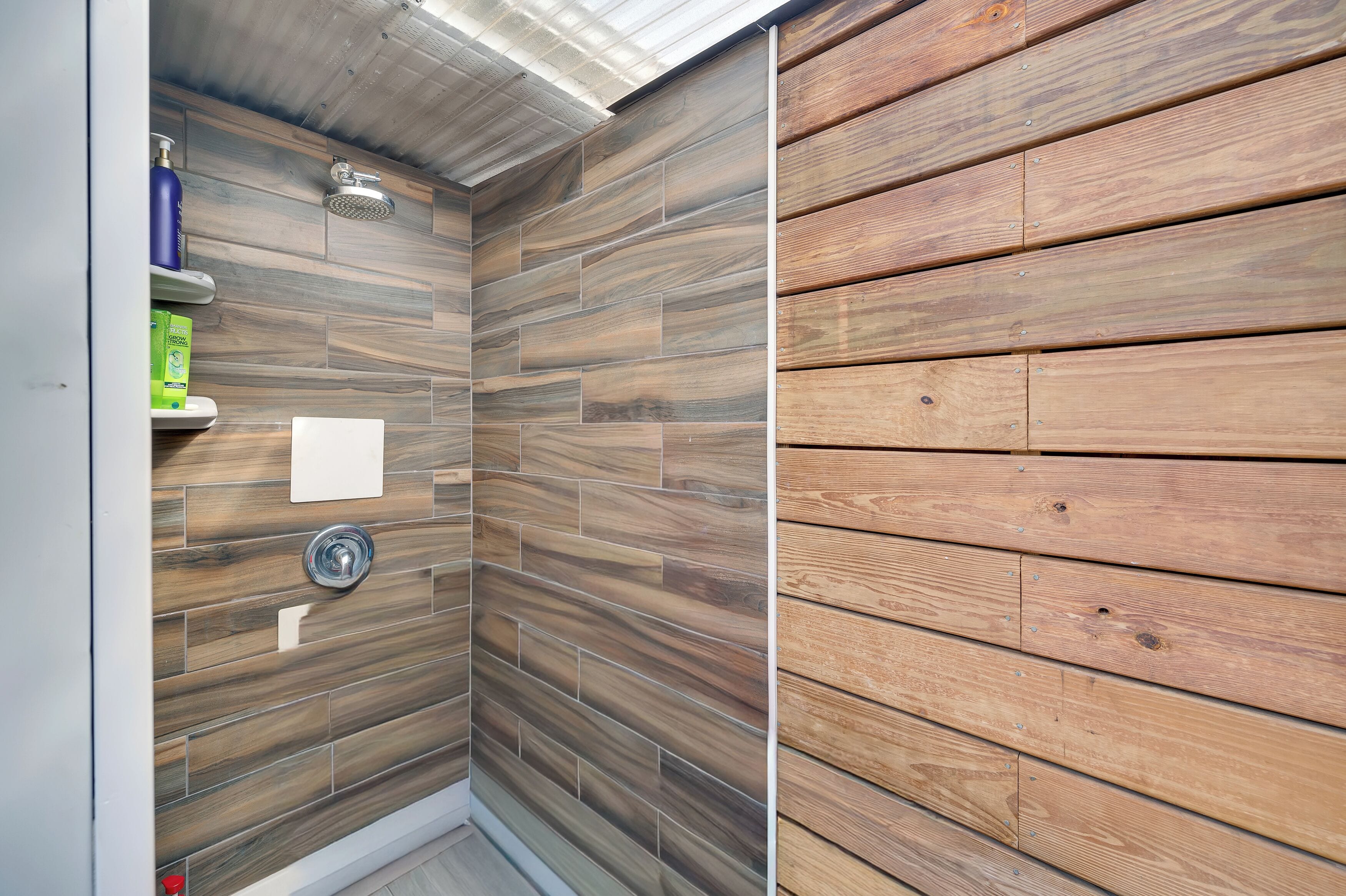 Combined shower/tub, towels