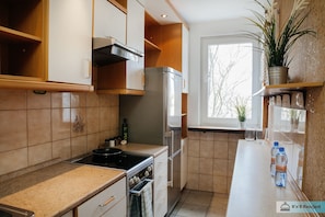 Refrigerador, horno, placa de cocina, tetera/pava eléctrica