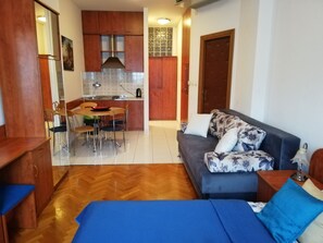 Deluxe Studio | Living area