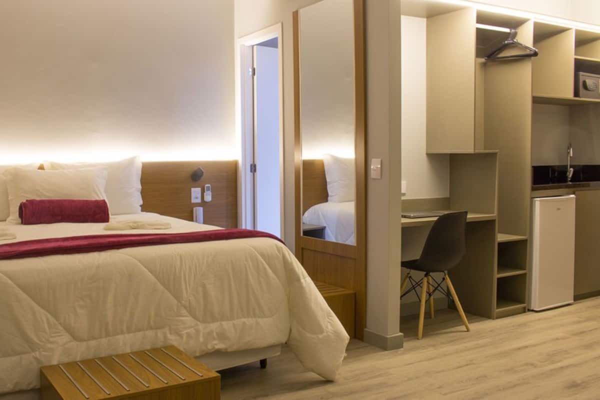 Habitación de lujo | Minibar, caja de seguridad en la habitación y escritorio