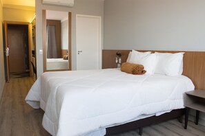 Frigobar, cofres nos quartos, escrivaninha, cortinas blackout