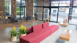 Coin salon dans le hall