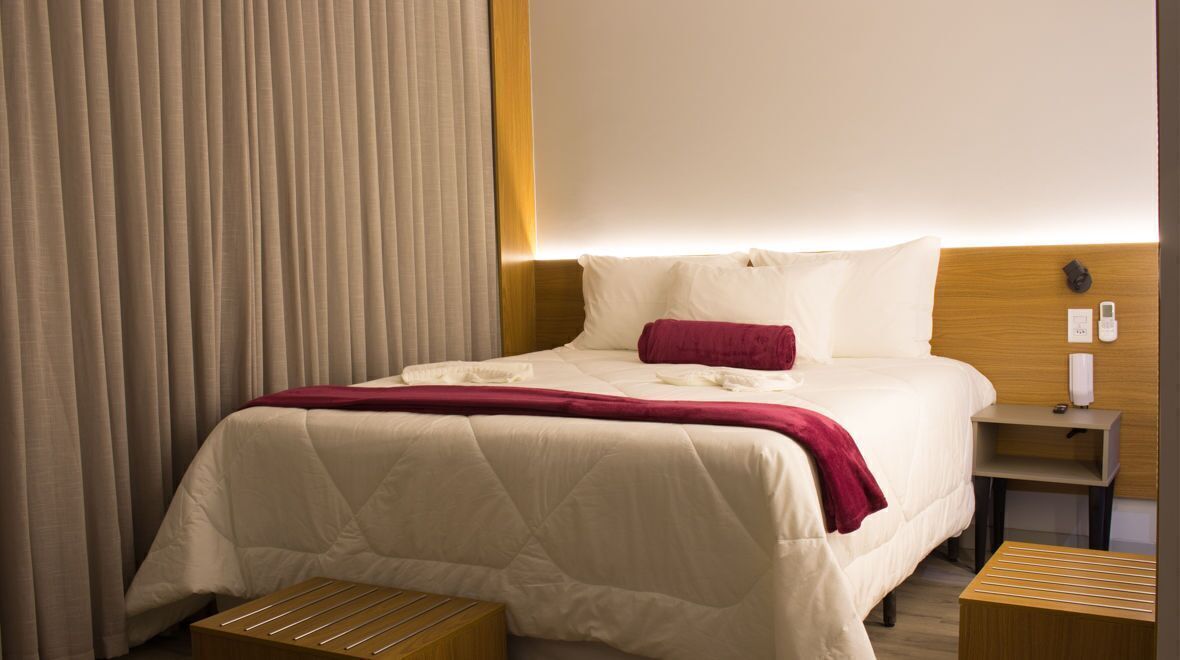 Minibar, coffres-forts dans les chambres, bureau, rideaux occultants