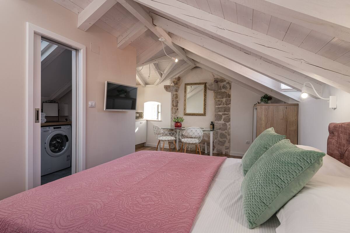 Estudio, balcón (Standard Studio - Attic) | Wifi gratis