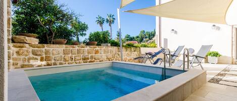 Outdoor pool, pool umbrellas, sun loungers