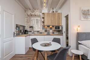 スタジオ (Comfort Studio) | 専用簡易キッチン | 冷蔵庫、電子レンジ、コーヒー / ティーメーカー、電気ポット