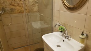Bathroom sink - Orlando City Centre (Split)