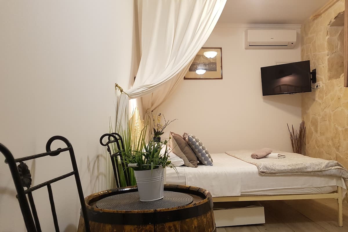 Deluxe Studio | Desk, free WiFi, bed sheets