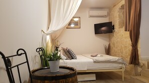 Deluxe Studio | Desk, free WiFi, bed sheets - Orlando City Centre (Split)