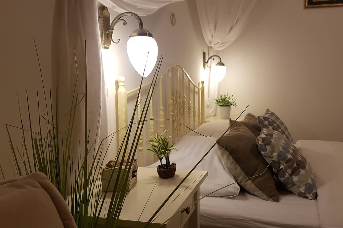 Desk, free WiFi, bed sheets