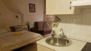 Exclusive Studio | Private kitchenette | Stovetop, electric kettle, cookware/dishes/utensils - Orlando City Centre (Split)