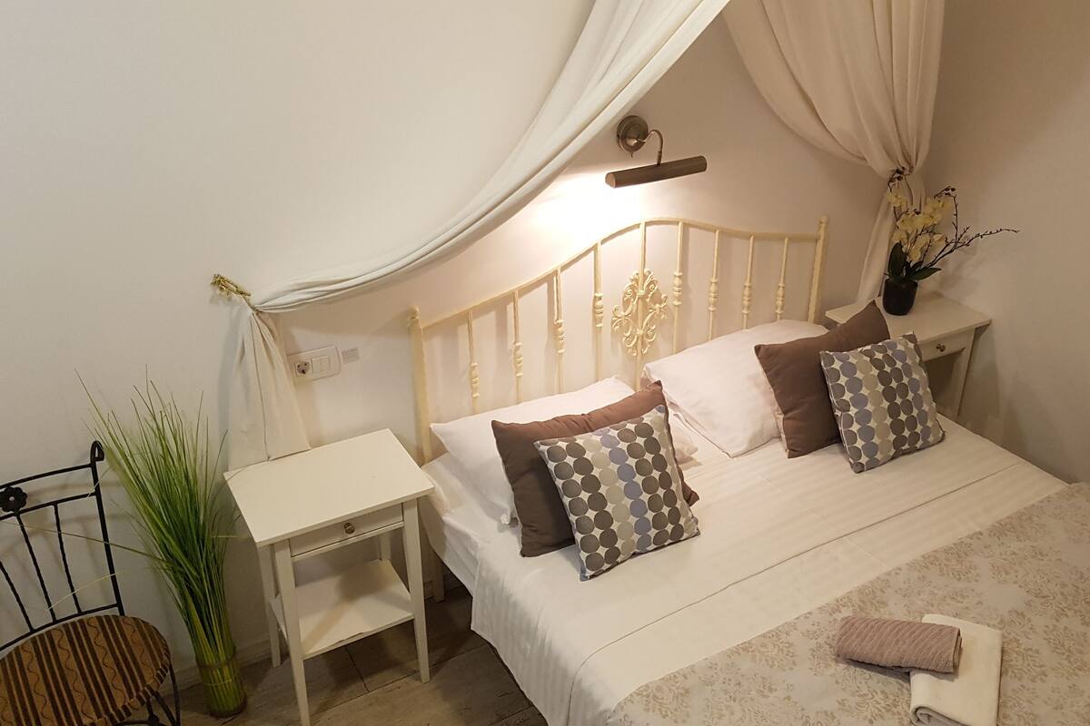 Deluxe Studio | Desk, free WiFi, bed sheets