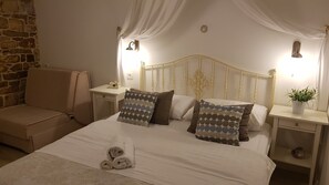 Deluxe Studio | Desk, free WiFi, bed sheets - Orlando City Centre (Split)